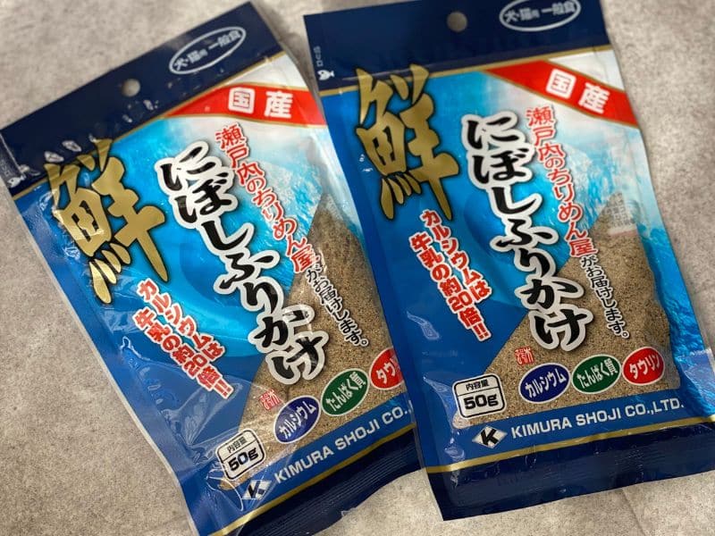 普段のカリカリにトッピングする煮干のふりかけの画像