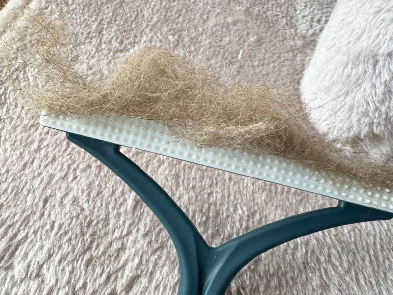 毛玉取りブラシで掃除したキャットタワーに絡みついた大量の抜け毛