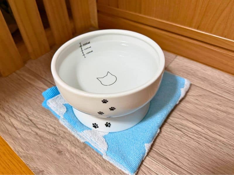 陶器の水飲み容器と下に敷いてあるハンドタオル