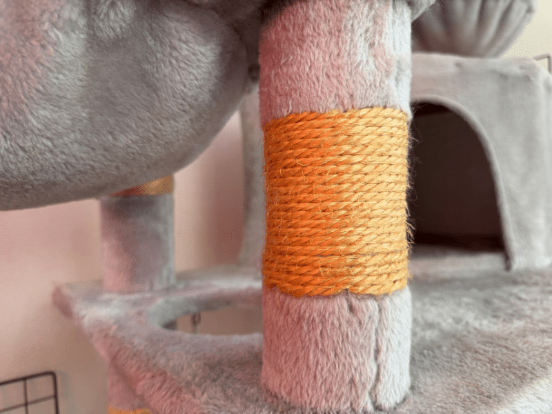キャットタワーの柱の部分が麻のロープで爪研ぎになっている。交換可能。